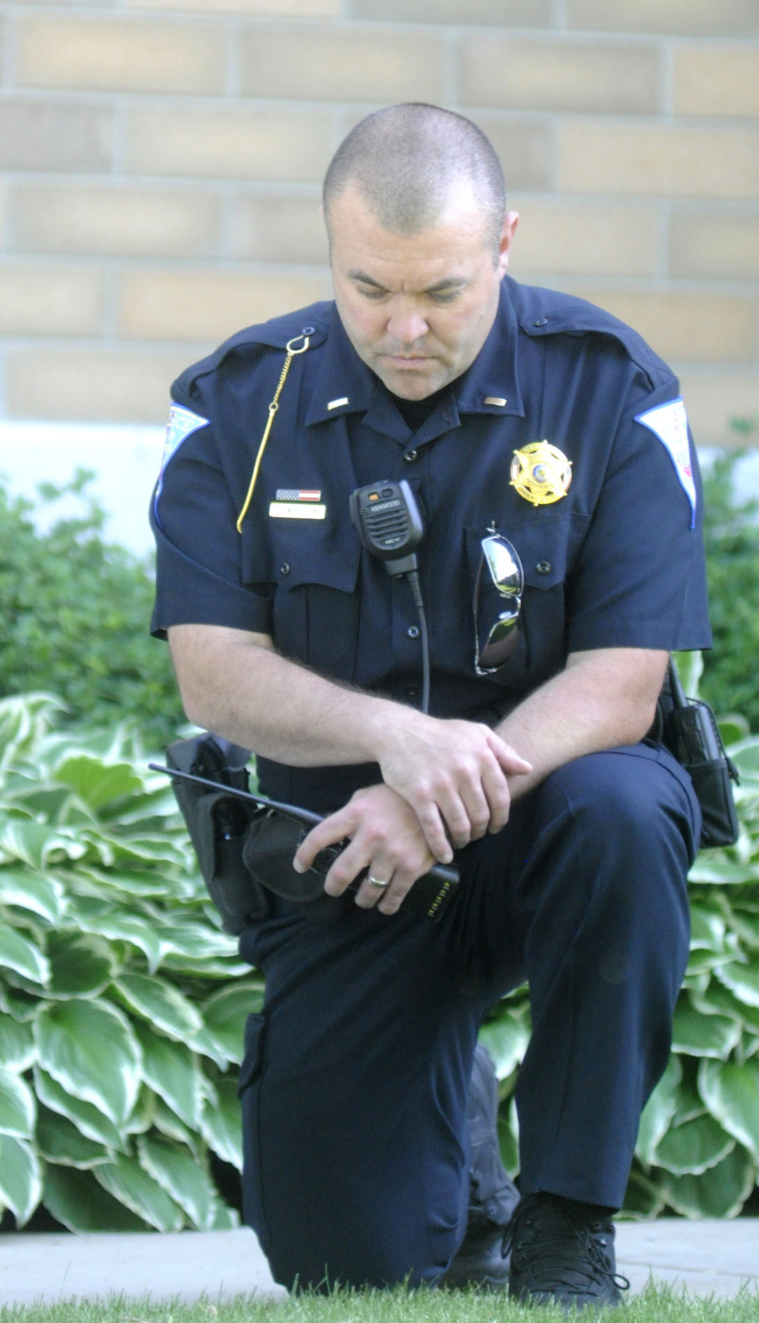 Lt. Gritzner kneels to honor Floyd